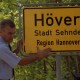 Archiv der Region Hannover, ARH BA 2823, LR Arndt stellt den Schriftzug "Region Hannover" auf Ortsschildern vor