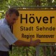 Archiv der Region Hannover, ARH BA 2824, LR Arndt stellt den Schriftzug "Region Hannover" auf Ortsschildern vor