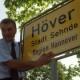 Archiv der Region Hannover, ARH BA 2827, LR Arndt stellt den Schriftzug "Region Hannover" auf Ortsschildern vor