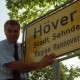 Archiv der Region Hannover, ARH BA 2830, LR Arndt stellt den Schriftzug "Region Hannover" auf Ortsschildern vor