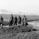 Archiv der Region Hannover, ARH NL Dierssen 0103/0004, Soldaten beim Bau einer Stellung?