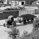Archiv der Region Hannover, ARH NL Dierssen 0103/0016, Zugmaschine und mit Kohle beladener Anhänger mit "Agito-Patent-Rad"