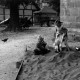 Archiv der Region Hannover, ARH NL Dierssen 0205/0021, Kinder spielen im Sand