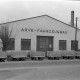 Archiv der Region Hannover, ARH NL Dierssen 1020/0001, Produktionsgebäude von Arve-Fahrzeugbau, im Vordergrund Postkarren
