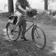 Archiv der Region Hannover, ARH NL Dierssen 1034/0007, Radfahrer mit Radio