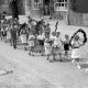 Archiv der Region Hannover, ARH NL Dierssen 1043/0012, Kinderumzug auf dem Sängerfest, Gestorf