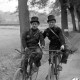 Archiv der Region Hannover, ARH NL Dierssen 1080/0021, Zwei Schornsteinfeger mit Fahrrad, Bissendorf