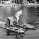 Archiv der Region Hannover, ARH NL Dierssen 1205/0001, Hermsdorfer Junge mit einem Wasserrad auf dem Steinhuder Meer, Steinhude