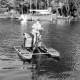 Archiv der Region Hannover, ARH NL Dierssen 1205/0002, Hermsdorfer Junge mit einem Wasserrad auf dem Steinhuder Meer, Steinhude