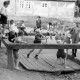 Archiv der Region Hannover, ARH NL Dierssen 1206/0018, Spielende Kinder im Ring, Eldagsen