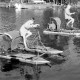 Archiv der Region Hannover, ARH NL Dierssen 1206/0025, Hermsdorfer Jungen mit Wasserrädern auf dem Steinhuder Meer, Steinhude