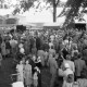 Archiv der Region Hannover, ARH NL Dierssen 1211/0006, Platz mit Menschenmenge und Karussell beim Turnerfest, Springe