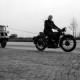 Archiv der Region Hannover, ARH NL Dierssen 1215/0005, Mann auf Kraftrad schleppt Dreirad-Auto ab, Hamburg