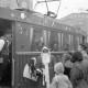 Archiv der Region Hannover, ARH NL Dierssen 1223/0001, Weihnachtsmann vor einer weihnachtlichen Straßenbahn am Kröpcke, Hannover