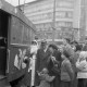 Archiv der Region Hannover, ARH NL Dierssen 1223/0003, Weihnachtsmann vor einer weihnachtlichen Straßenbahn am Kröpcke, Hannover