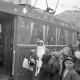 Archiv der Region Hannover, ARH NL Dierssen 1223/0004, Weihnachtsmann vor einer weihnachtlichen Straßenbahn am Kröpcke, Hannover