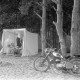 Archiv der Region Hannover, ARH NL Dierssen 1246/0017, Motorrad am Strand und dahinter Menschen in einem Strandzelt am weissen Berg, Mardorf