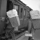 ARH NL Dierssen 1246/0025, Zwei Männer mit Kiepen in einen Zug einsteigend