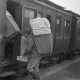 ARH NL Dierssen 1246/0026, Zwei Männer mit Kiepen in einen Zug einsteigend