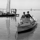 Archiv der Region Hannover, ARH NL Dierssen 1253/0004, Polizisten auf einem Polizeiboot, Steinhude