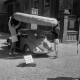 Archiv der Region Hannover, ARH NL Dierssen 1254/0004, Menschen laden ein Schlauchboot auf einen VW-Käfer, Steinhude ?