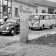 Archiv der Region Hannover, ARH NL Dierssen 1258/0021, Hochzeit Mensenkamp: Autokorso vor dem Autohaus Mensenkamp, Hamelner Straße 4, Springe