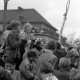 Archiv der Region Hannover, ARH NL Dierssen 1274/0014, Werbetour des Stuntman Arnim Dahl für den Film "Klettermaxe", Hannover