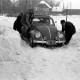 Archiv der Region Hannover, ARH NL Dierssen 1300/0014, VW-Käfer in Schneewehe, Hasperde