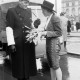 Archiv der Region Hannover, ARH NL Dierssen 1300/0016, Polizist erhält Blumen zum Valentinstag, Hannover