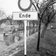 Archiv der Region Hannover, ARH NL Dierssen 1305/0018, Verkehrsschild "Durchfahrt verboten - Ende", Wunstorf