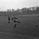 ARH NL Dierssen 1342/0003, Fußballspiel im Innenoval der alten Radrennbahn am Pferdeturm, Hannover