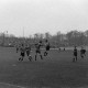 Archiv der Region Hannover, ARH NL Dierssen 1342/0005, Fußballspiel im Innenoval der alten Radrennbahn am Pferdeturm, Hannover