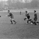 Archiv der Region Hannover, ARH NL Dierssen 1342/0009, Fußballspiel im Innenoval der alten Radrennbahn am Pferdeturm, Hannover