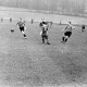 Archiv der Region Hannover, ARH NL Dierssen 1342/0011, Fußballspiel im Innenoval der alten Radrennbahn am Pferdeturm, Hannover