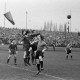 Archiv der Region Hannover, ARH NL Dierssen 1342/0013, Fußballspiel im Innenoval der alten Radrennbahn am Pferdeturm, Hannover