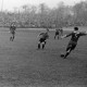 Archiv der Region Hannover, ARH NL Dierssen 1342/0019, Fußballspiel im Innenoval der alten Radrennbahn am Pferdeturm, Hannover