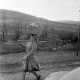Archiv der Region Hannover, ARH NL Dierssen 1353/0020, Frau trägt einen Korb auf dem Kopf, Kroatien
