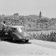 Archiv der Region Hannover, ARH NL Dierssen 1362/0034, Tour d'Europe: Günter Maurer und Auto vor einer Stadt, Spanien