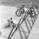 Archiv der Region Hannover, ARH NL Dierssen 1375/0025, Hund und Roller an einem Fahrradständer, Springe