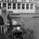 Archiv der Region Hannover, ARH NL Dierssen 1377/0026, Weihnachtsmann brät Straußen-Ei, Bad Harzburg