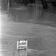 Archiv der Region Hannover, ARH NL Dierssen 1381/0011, "Durchfahrt verboten"-Schild im Hochwasser, Hannover