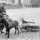 Archiv der Region Hannover, ARH NL Dierssen 1382/0010, Pilger mit Ziege, die einen kleinen Wagen mit der Aufschrift "Wir suchen die Wahrheit" zieht, Wülfingen