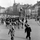 Archiv der Region Hannover, ARH NL Dierssen 1388/0001, Marsch der Königlichen Garde (?) auf dem Højbro Platz mit der Reiterstatue des Bischofs Absalon im Hintergrund, Kopenhagen