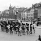 Archiv der Region Hannover, ARH NL Dierssen 1388/0002, Marsch der Königlichen Garde (?) auf dem Højbro Platz mit der Reiterstatue des Bischofs Absalon im Hintergrund, Kopenhagen