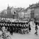 ARH NL Dierssen 1388/0003, Marsch der Königlichen Garde (?) auf dem Højbro Platz mit der Reiterstatue des Bischofs Absalon im Hintergrund, Kopenhagen