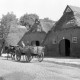 Archiv der Region Hannover, ARH NL Dierssen 1393/0030, Bauernwagen vor strohgedeckten Bauernhäusern, Stotel