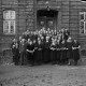 ARH NL Dierssen G 77, Konfirmations-Gruppe vor dem Pfarrhaus, Völksen