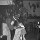 Archiv der Region Hannover, ARH NL Dierssen G 105, Kinder sehen in den Sack vom Weihnachtsmann, Springe