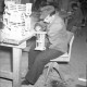Archiv der Region Hannover, ARH NL Dierssen G 148, Kriegsbeschädigte basteln Spielzeug bei Casala, Lauenau