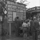 Archiv der Region Hannover, ARH NL Dierssen G 213, Reklametafel an der Ecke von Bahnhofstraße und (ehemals) Lange Straße, Springe
